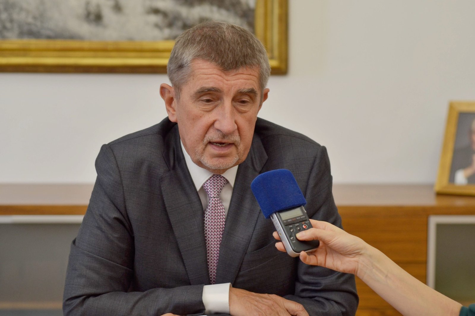 Andrej Babis being interviewed at his desk. Image by Miloslav Hamřík from Pixabay